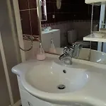 Suai アパート トゥラニ